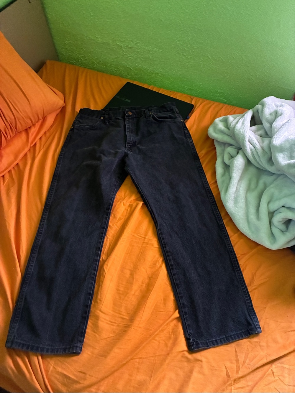 Wrangler Men's Black Relaxed Straight-Leg Jeans